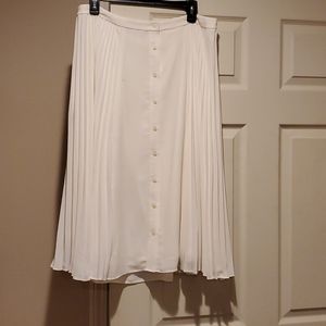 Banana Republic cream pleated skirt